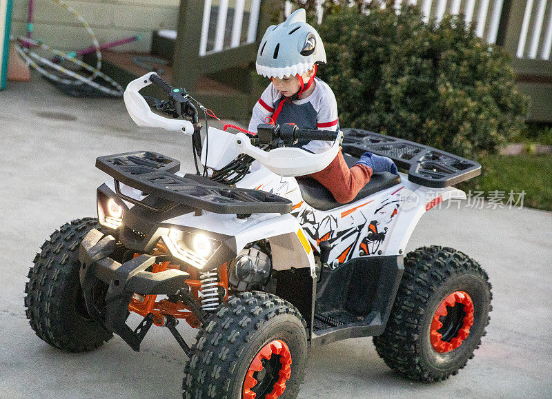 小男孩在Quad ATV